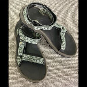 Teva Size 7 S/N 4176 F27010J